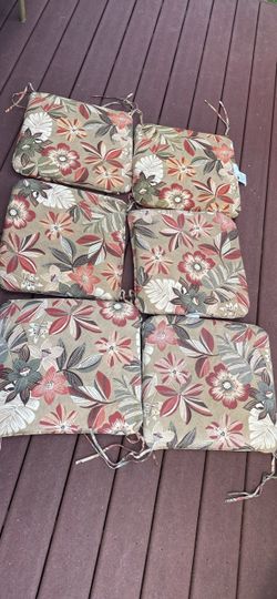 Outdoor seat cushions