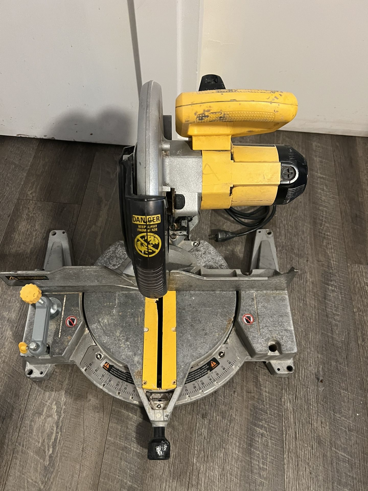 🔥 DeWalt DW705 – Powerful 12” Single-Bevel Compound Miter Saw! 🔥