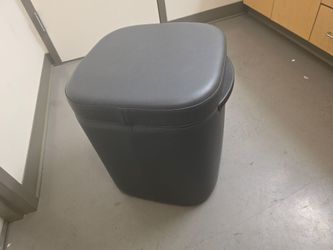 College ottoman black