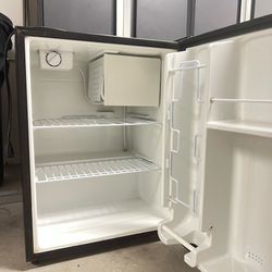 Small 2.6cuf SANYO Refrigerator