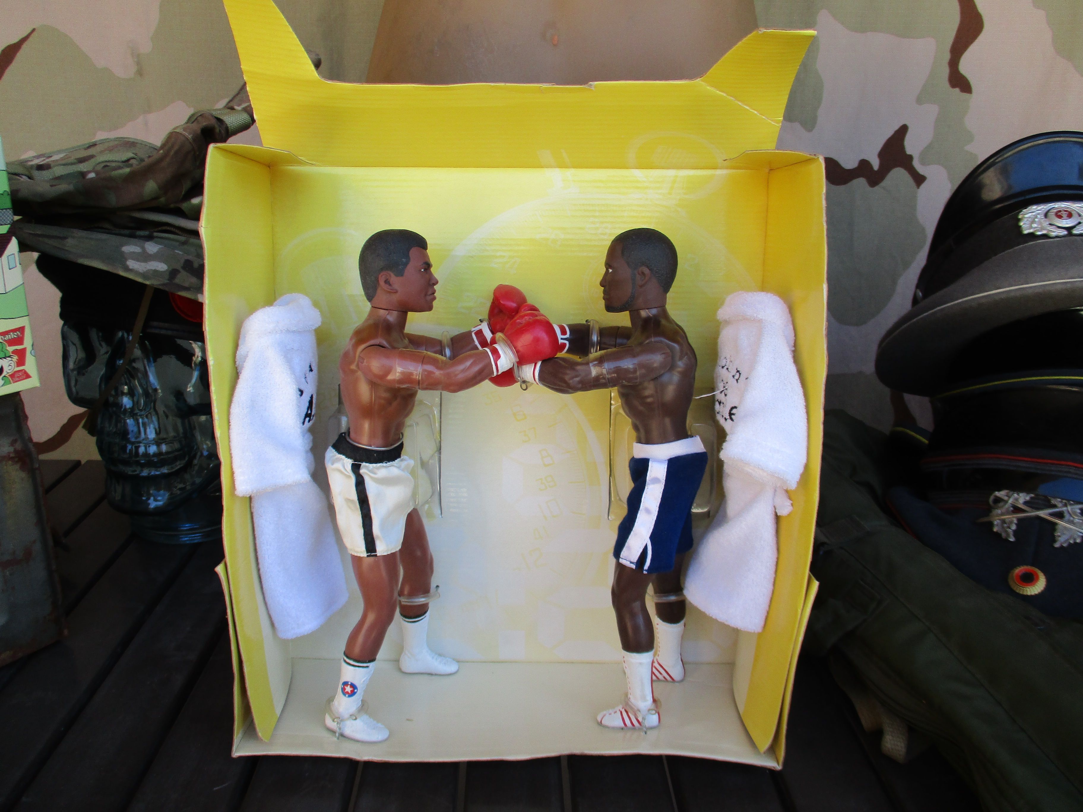 Vtg Muhammad Ali & Joe Frazier Boxing Action Figures Toy with Robes