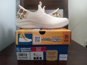 New Skechers size 7.5 Women $35