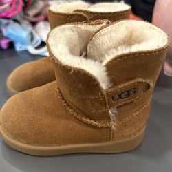 Size 4 Toddler Uggs 