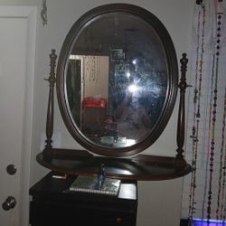 Old Fashtion Mirror Moves Foward Around Complete Circle