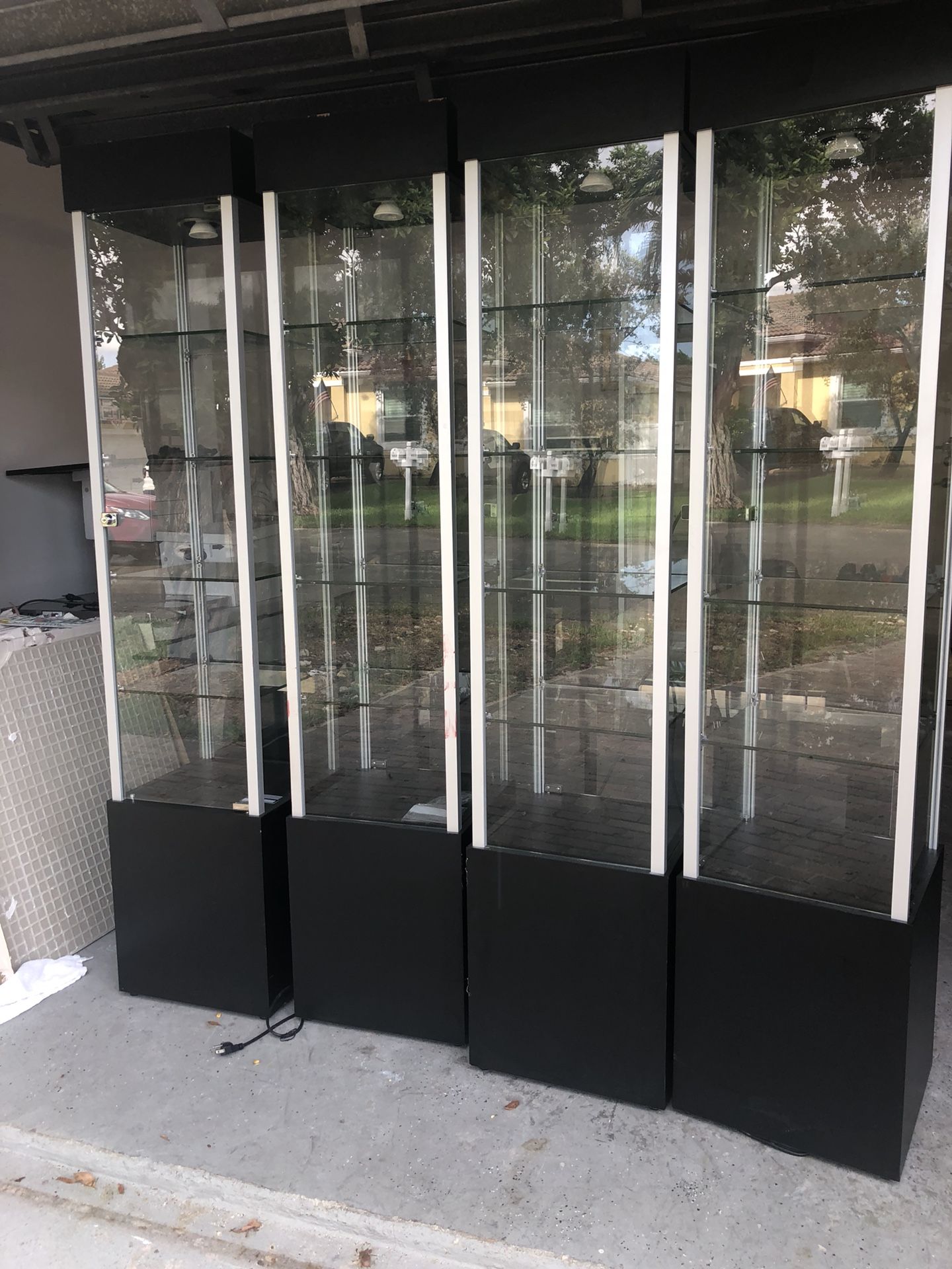 5 display showcases like new moving must go