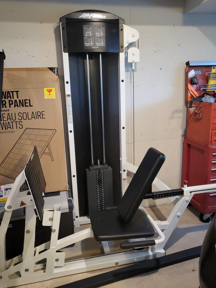 Life Fitness Squat Machine Used Great Condition. 