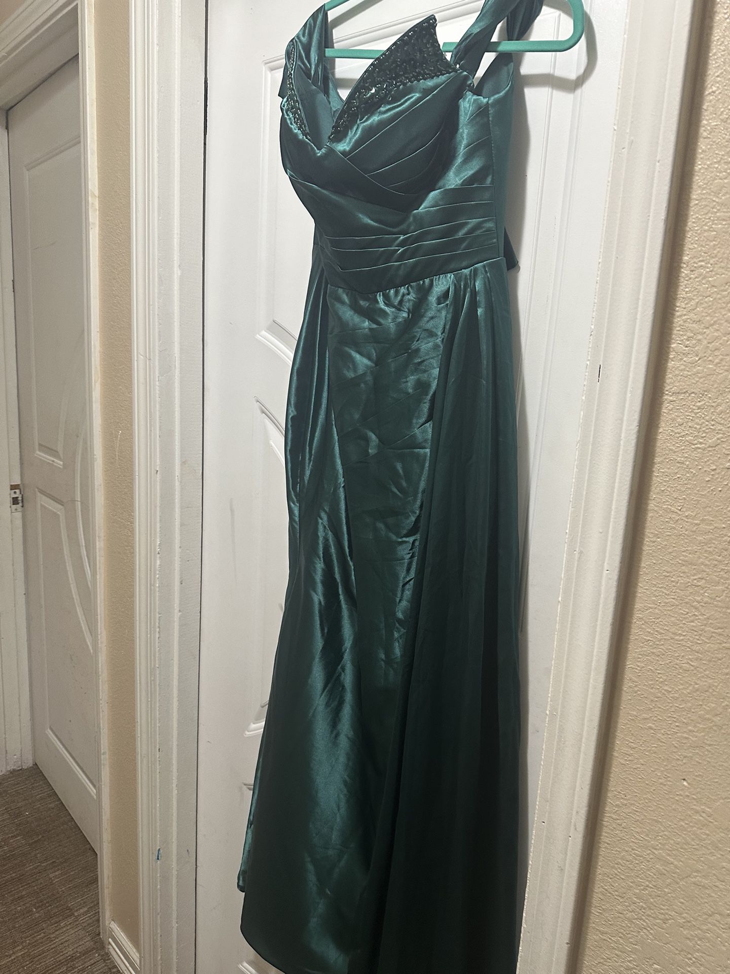 Vestido Verde Esmeralda Satin drapeado con abertura en pierna torso corset