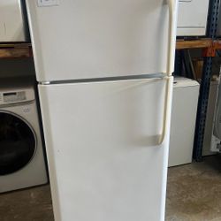 FRIGIDAIRE TOP FREEZER REFRIGERATOR