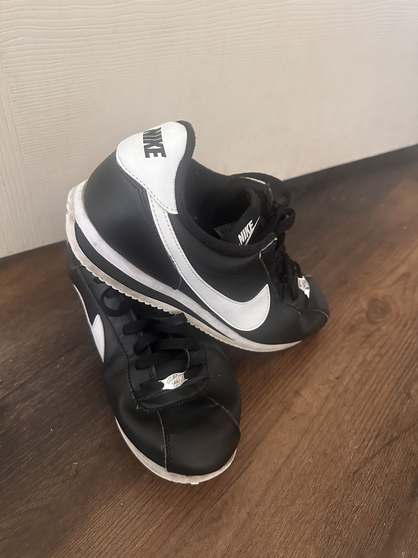 nike swoosh shoes Size 9