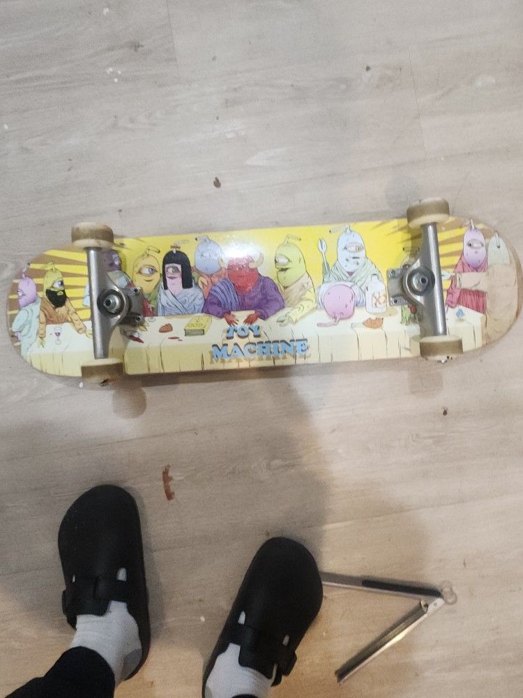 EXCLUSIVE SKATEBOARD