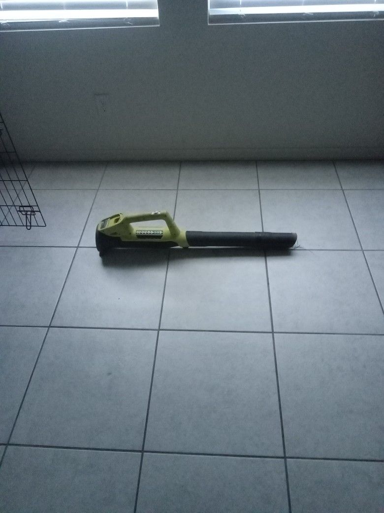 Ryobi Blower ( BATTERIES NOT INCLUDED)