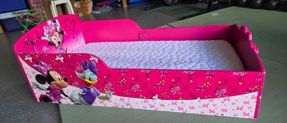Delta Children/Disney Minnie and Daisy Wood Toddler Bed with MATTRESS!!