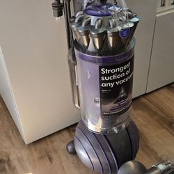 Vacuum Cleaner Dyson Ball Animal 2 / Like New 