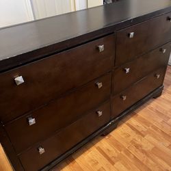 Free: Dresser