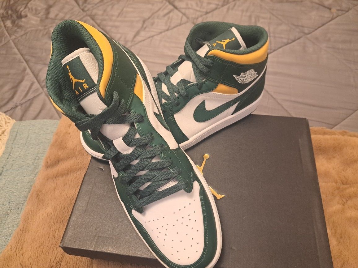Jordan 1 Mid Size 11. 120