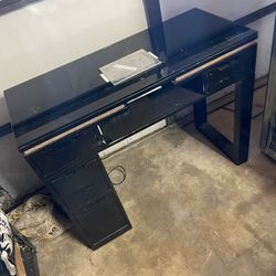 Valentino Nail Table