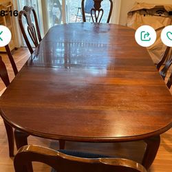 Dinning Room Table/ 5 Chairs 