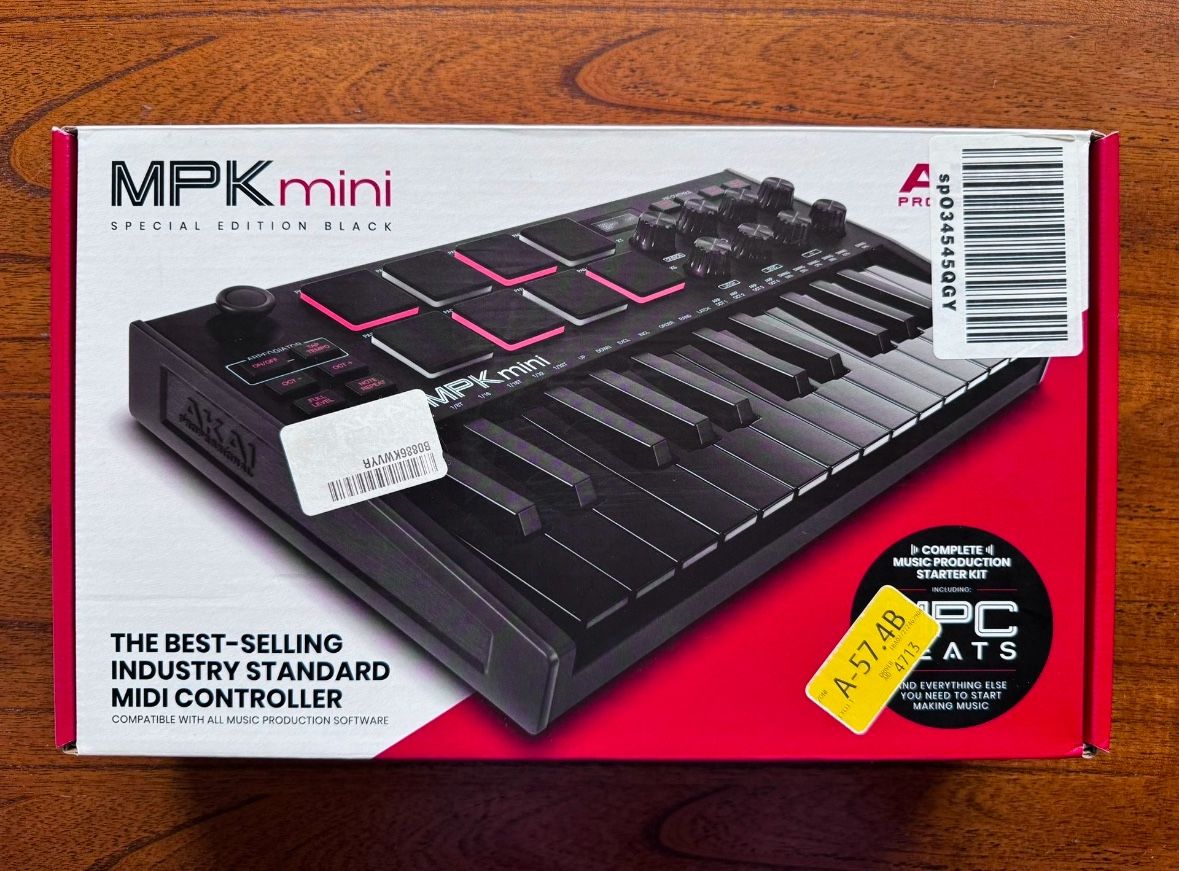 Akai Professional MPKIII midi keyboard