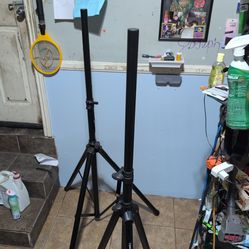 2 Speaker stands