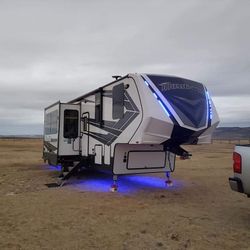 Momentum Toy Hauler 5th Wheel 2018