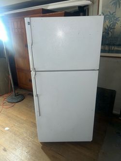REFRIDGERATOR