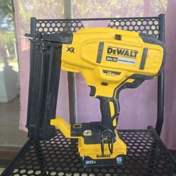 Dewalt 18 GA Brad nailer