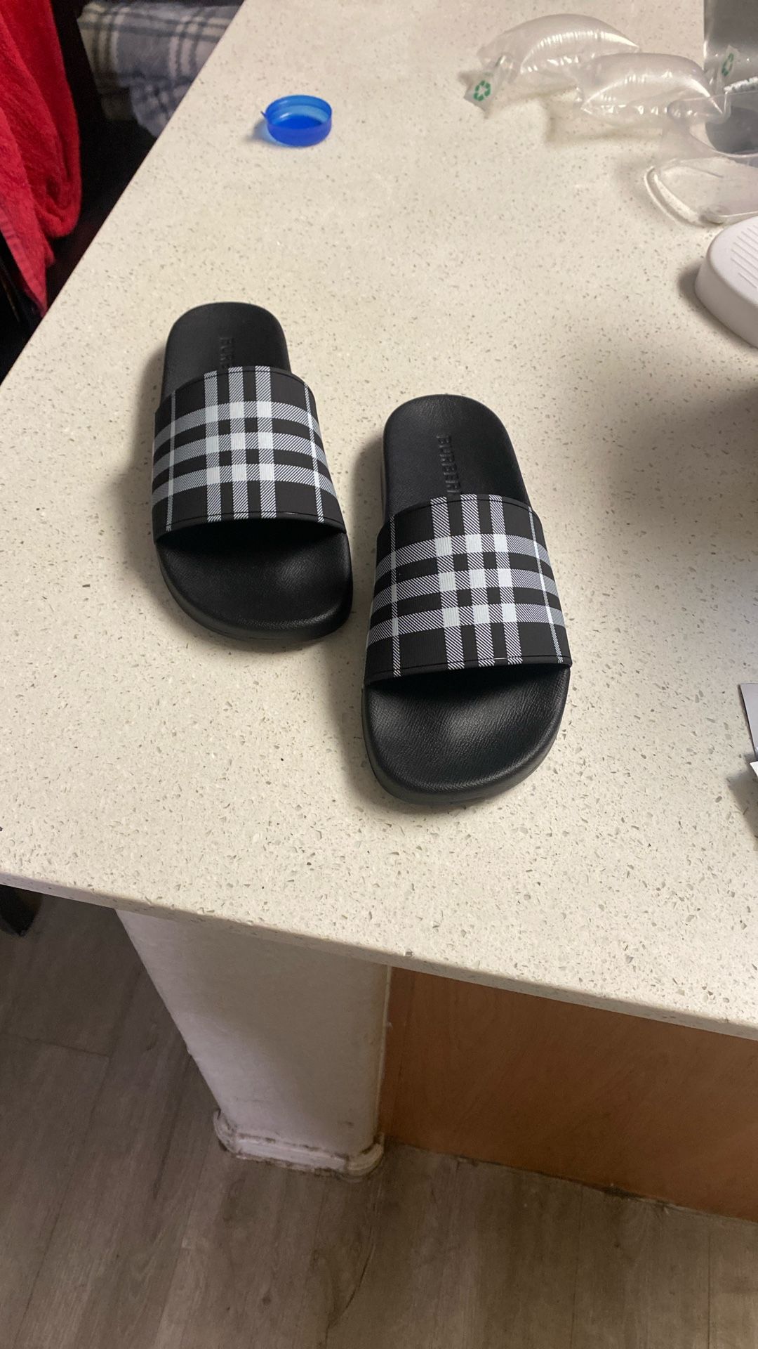 Burberry, Slides