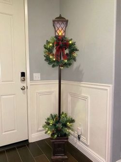 NEW 6FT Pre Lit Christmas Tree Lamp Post W/ Reef, English Style Lamp Post, Christmas Lamp Post !