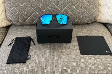 Oakley Holbrook