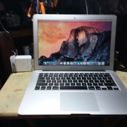 MACBOOK AIR MODEL:A1466 - 13,3 i5 5-GEN 4 GB 256-SSD OS X Yosemite With Charger