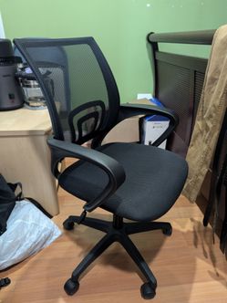 Black Mesh Office Chair with Armrests