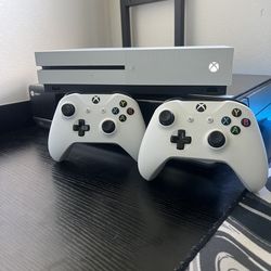 Xbox One S + 2 Controllers