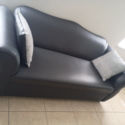 
**🔥 Modern Black Faux Leather Loveseat Sofa by Windsor Home (68”) – Great Condition! 🔥**
