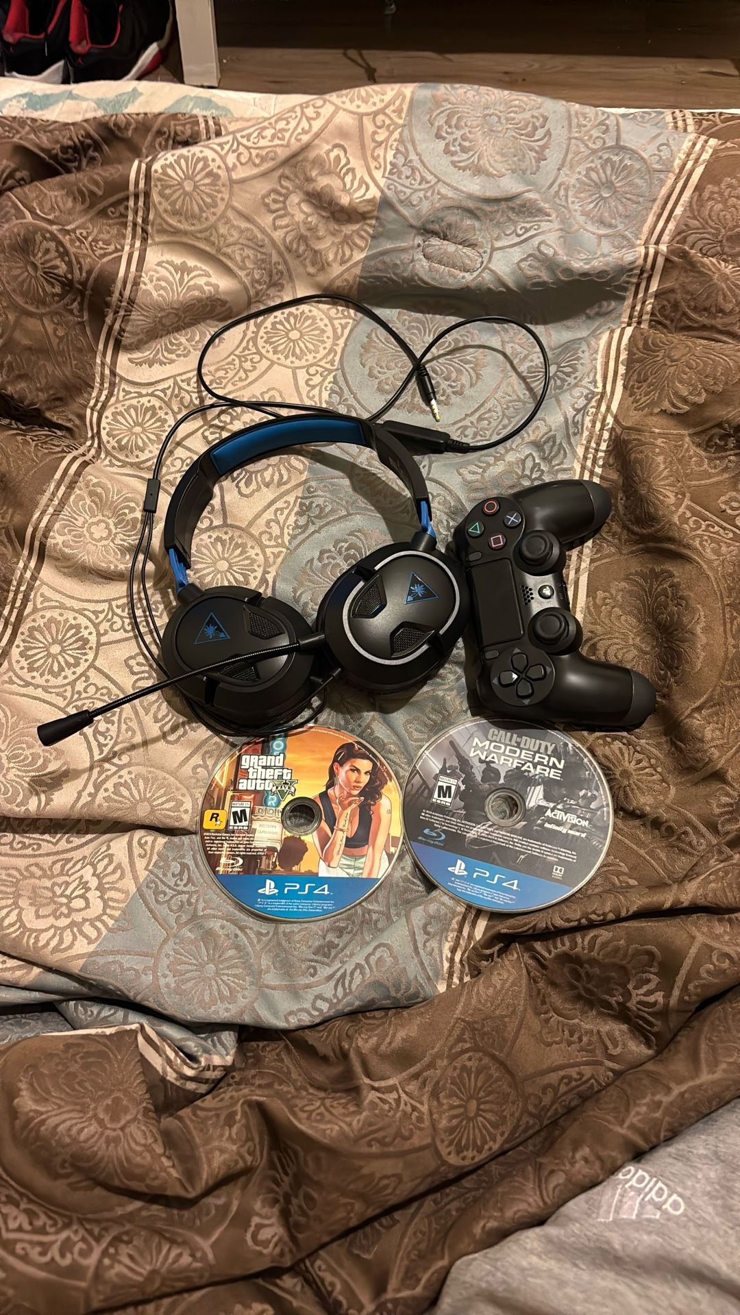 PS4 Controller , Grand Theft Auto 5 ,Turtle Beach Headphones , Modern Warfare