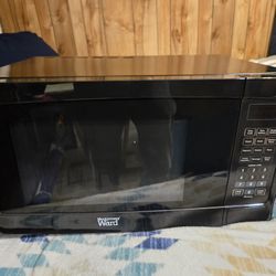 NIB   Montgomery Ward 1.1 Cu Ft Microwave 