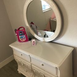 Princess room set / Juego Cuarto De Princess $400.00 OBO 