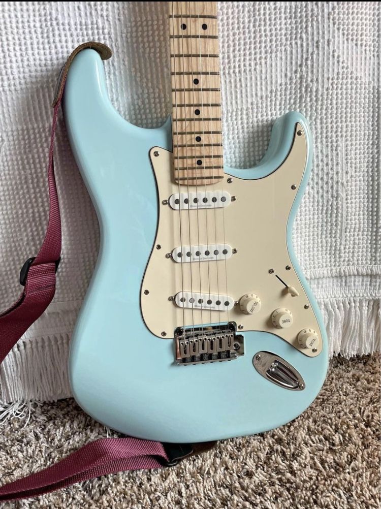 Squire Deluxe Stratocaster- Daphne Blue