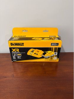 DEWALT 20V MAX 8Ah Lithium-Ion Battery & Charger – New