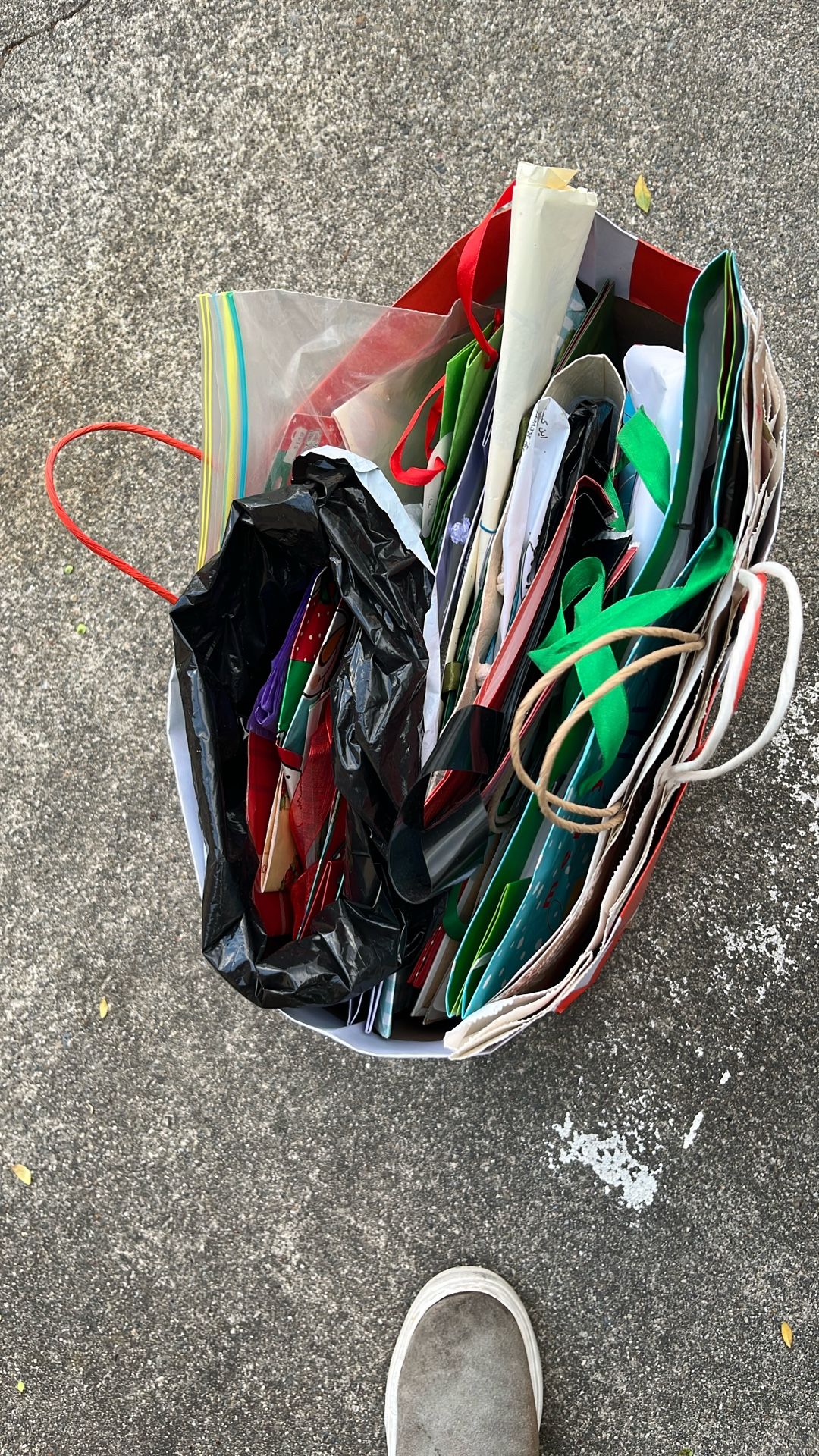 Christmas Gift Bags 20 pieces. Bows & tags Too