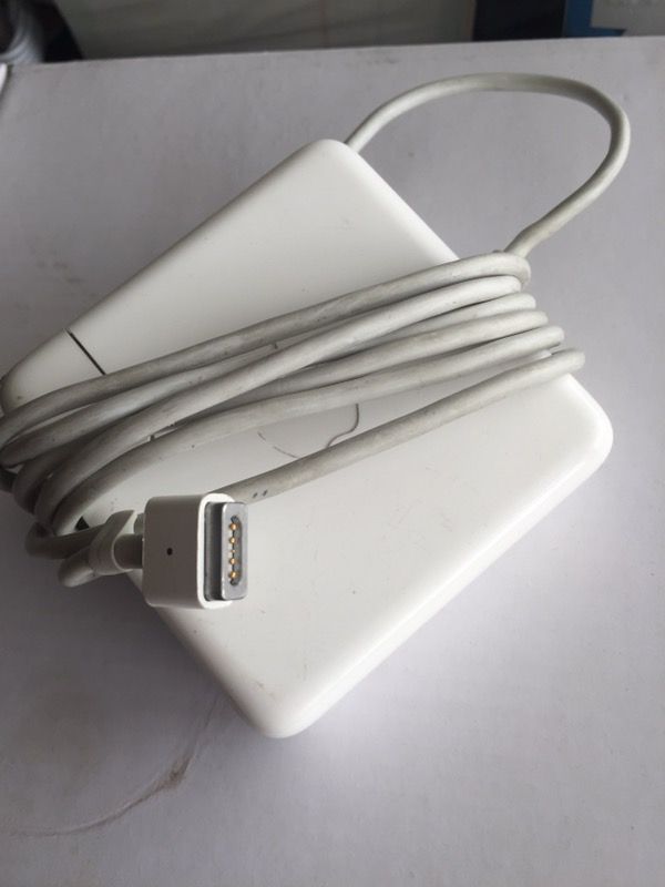 Original Apple 85w MagSafe adapter for Macbook