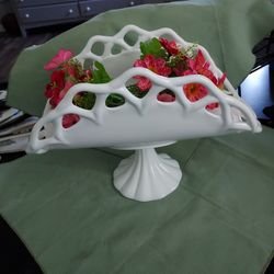 VTG. MILK GLASS  LARGE BANANA FRUIT BOWL ON PEDESTAL STAND