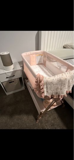 Bed side baby girl bassinet