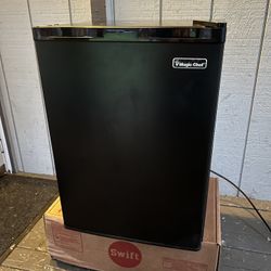 Magic Chef Clean/Working Mini Fridge 