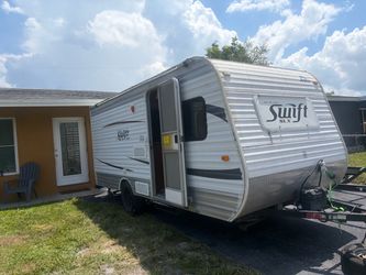 Rv camper  17 feet 2014 needs little work