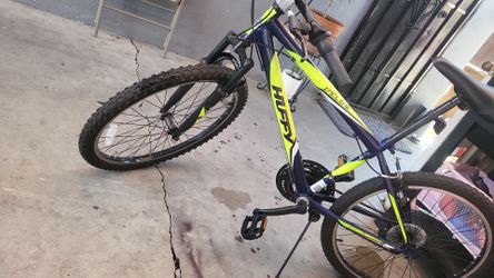 HUFFY MOUNTAIN BIKE 26" WHEELS