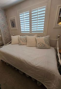 CUTE DAYBED WITH MATTRESS