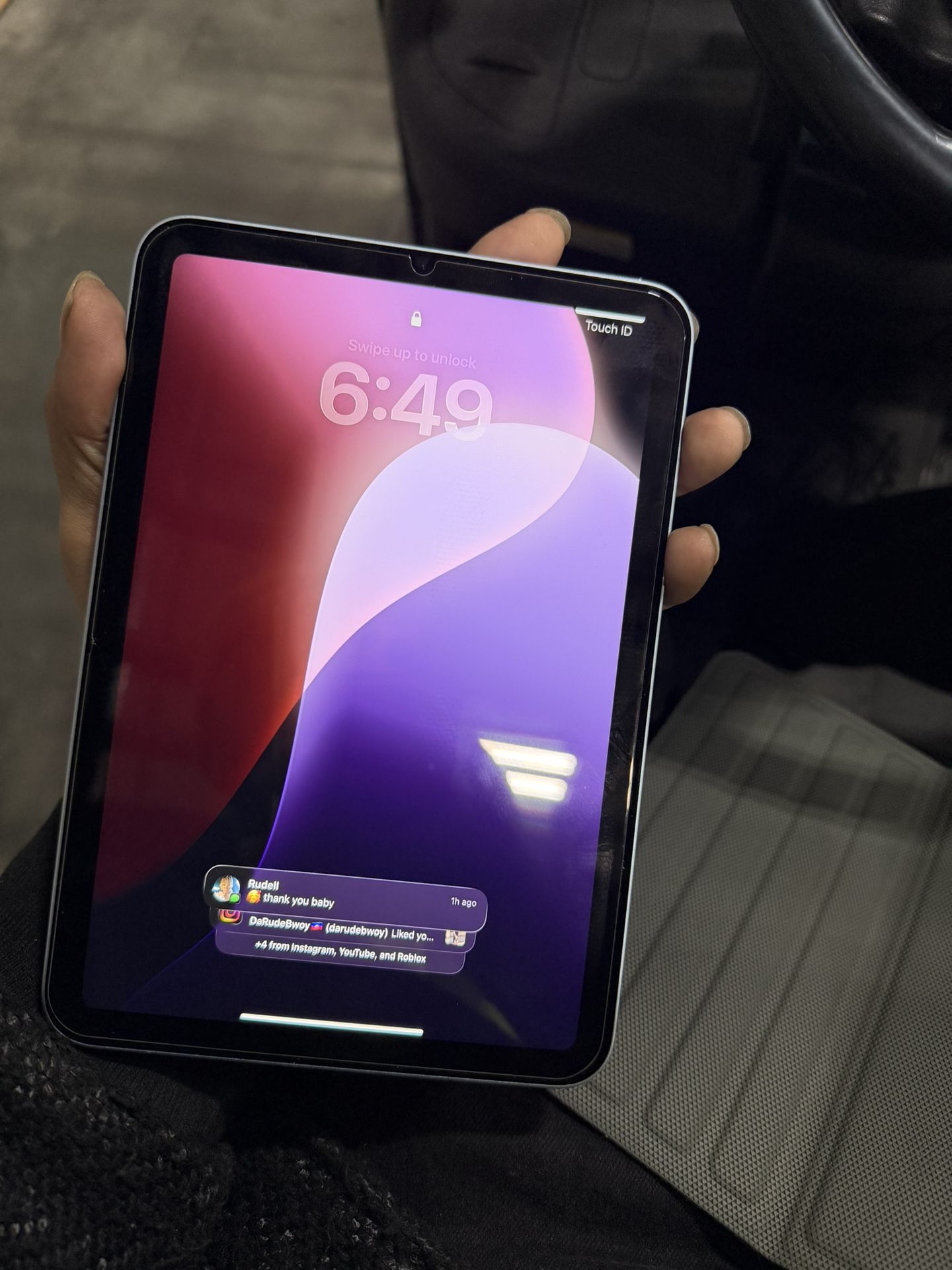 iPad Mini 7  W/ 128 Gbs With Box