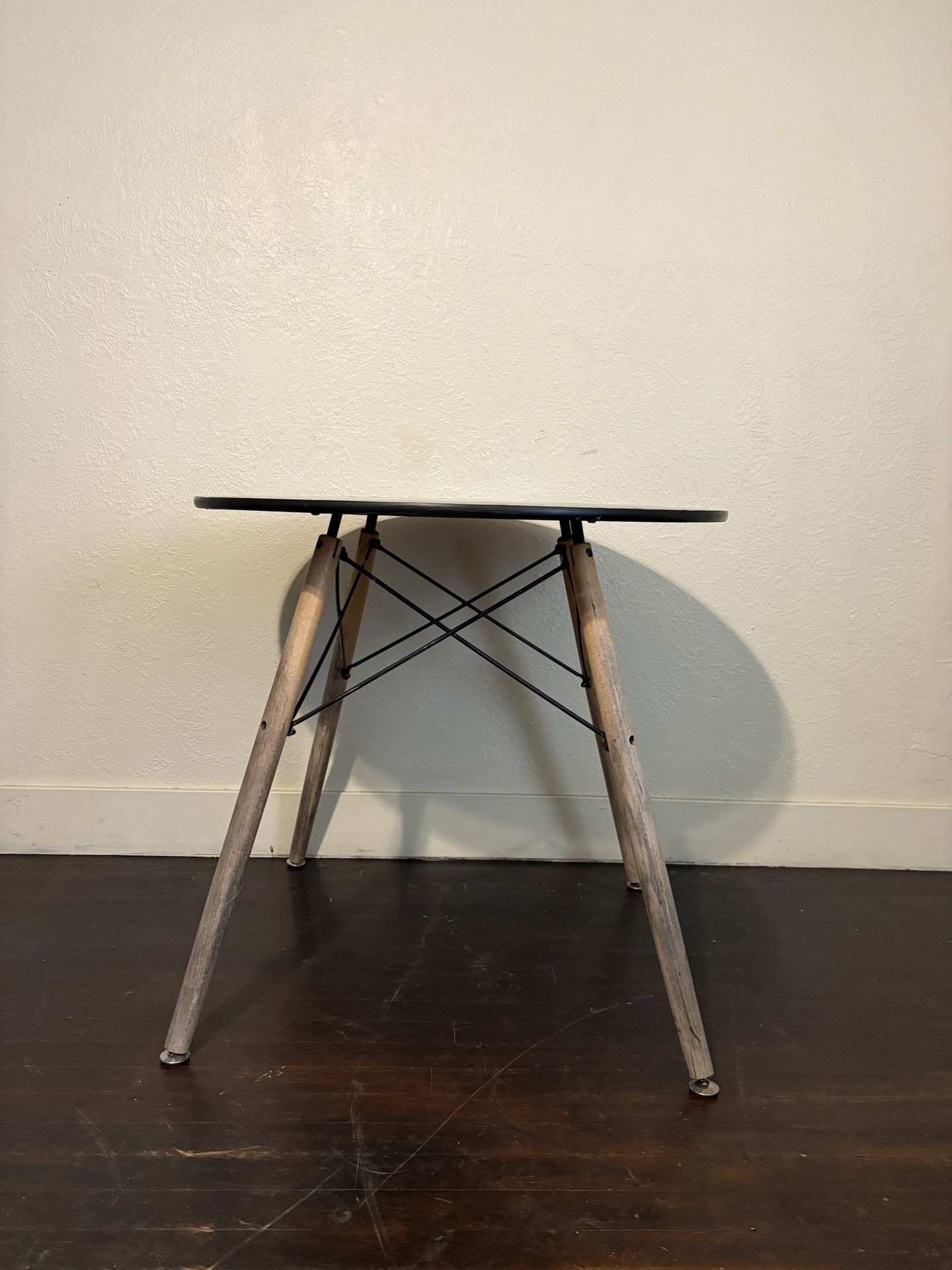 Round Table 31 1/2 Inches