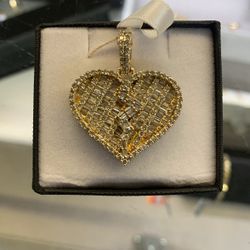 GREAT CONDITION DIAMOND HEART 10K PENDANT 