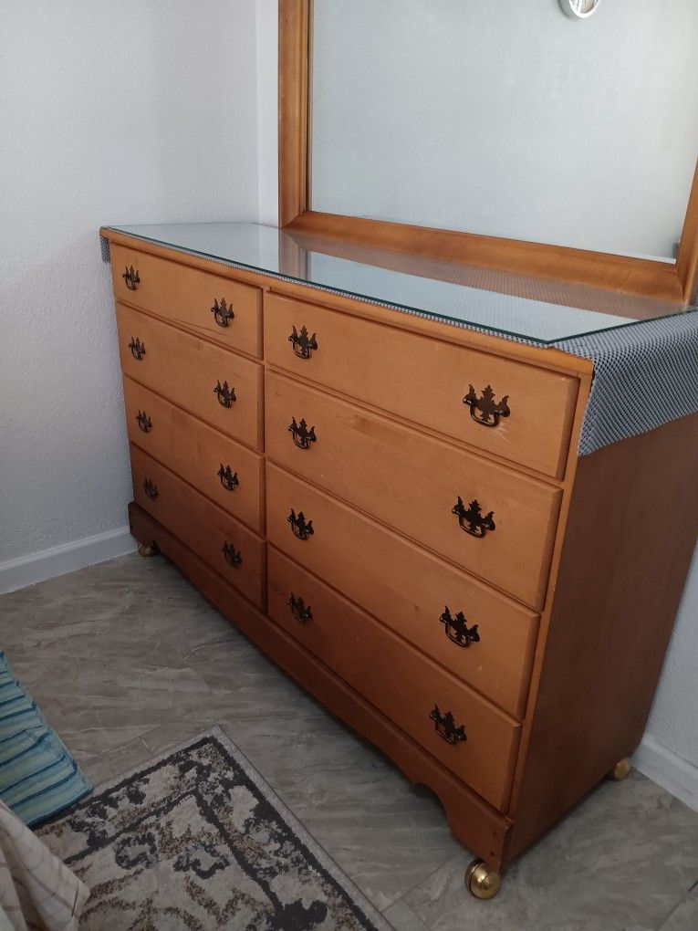 Wood Dresser In Vanity Dresser In Beautiful Dressers In Drawers In Dressers In Great Condition Very Nice 